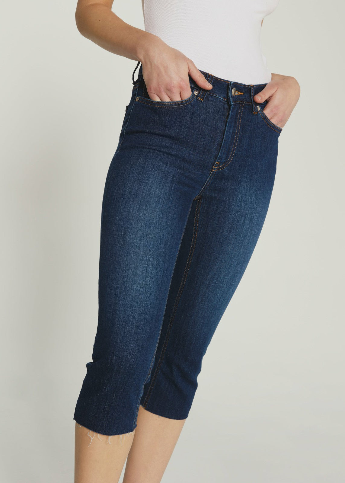 7Diamonds Coco Mid-Rise Capri